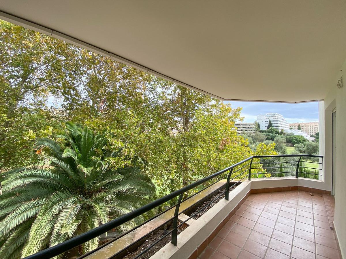 Exclusive apartment in Guadalmina Alta with open views to the golf course, spacious living room, bright terrace, 3 bedrooms and 3 bathrooms, garage space. Ideal for nature lovers and quality living.