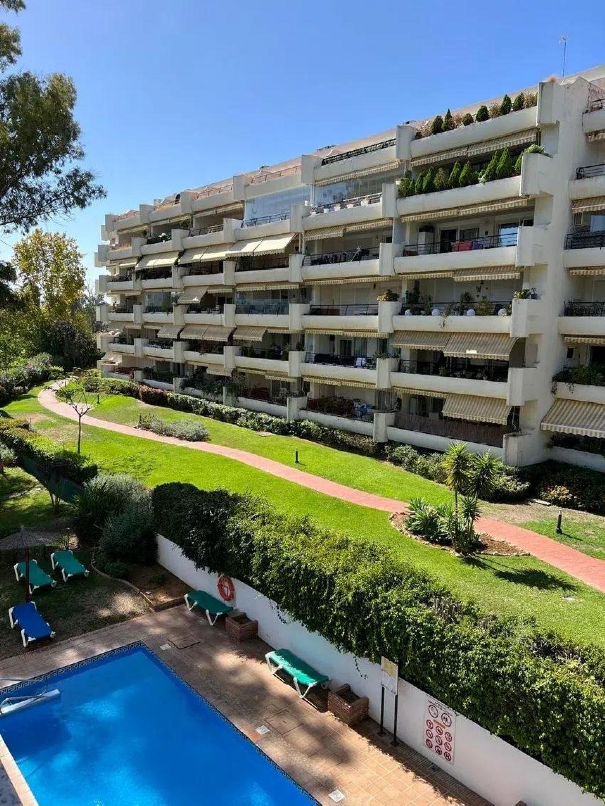 Exclusive apartment in Guadalmina Alta with open views to the golf course, spacious living room, bright terrace, 3 bedrooms and 3 bathrooms, garage space. Ideal for nature lovers and quality living.