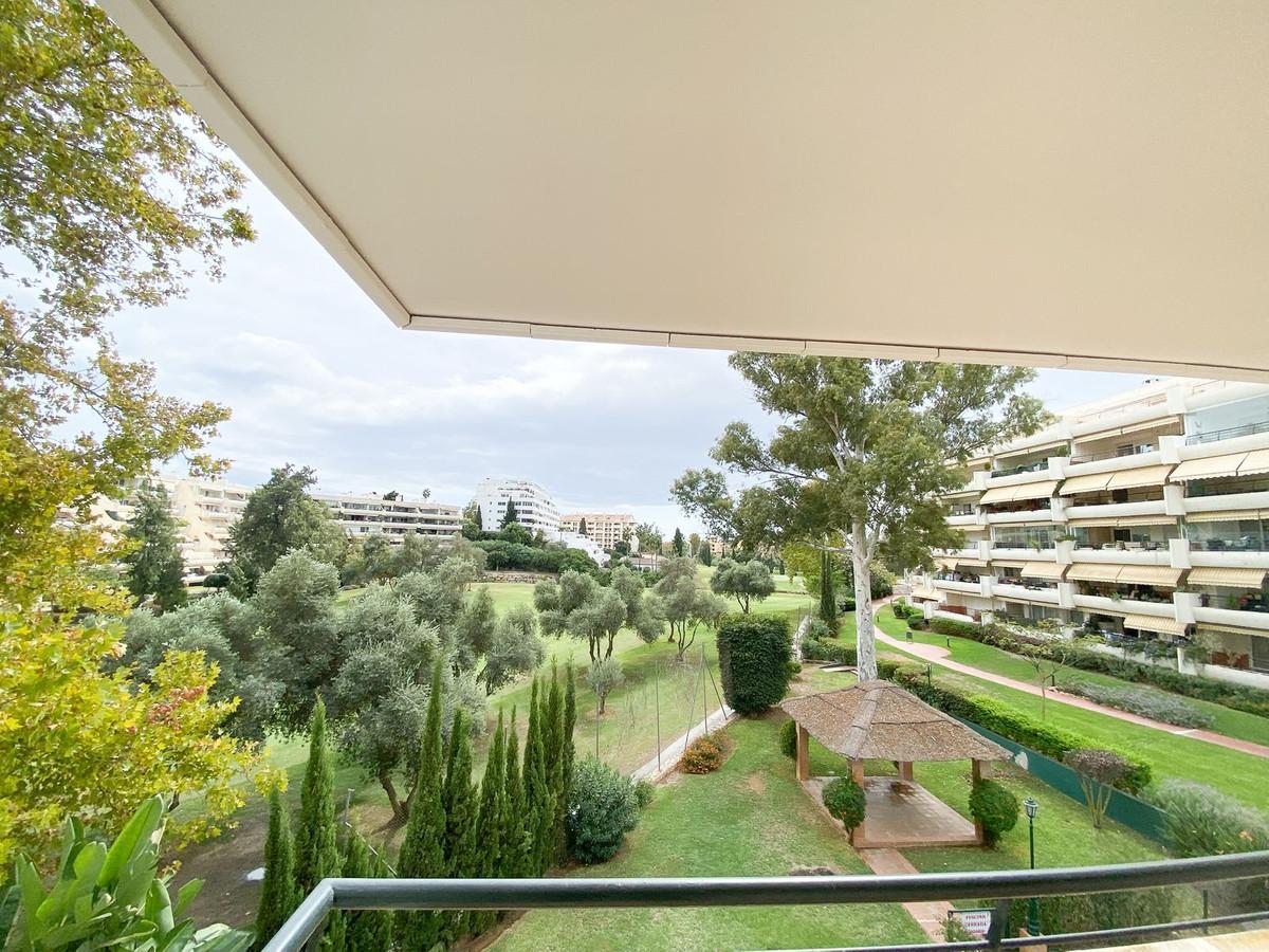 Exclusive apartment in Guadalmina Alta with open views to the golf course, spacious living room, bright terrace, 3 bedrooms and 3 bathrooms, garage space. Ideal for nature lovers and quality living.