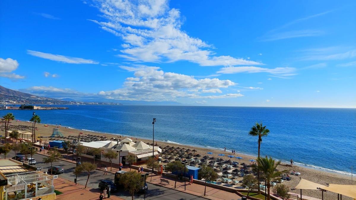 Luxury beachfront 2-bedroom flat in Fuengirola with panoramic sea views, ideal for retirement or investment, with high holiday rental profitability and a tourist license. Contact us to visit!