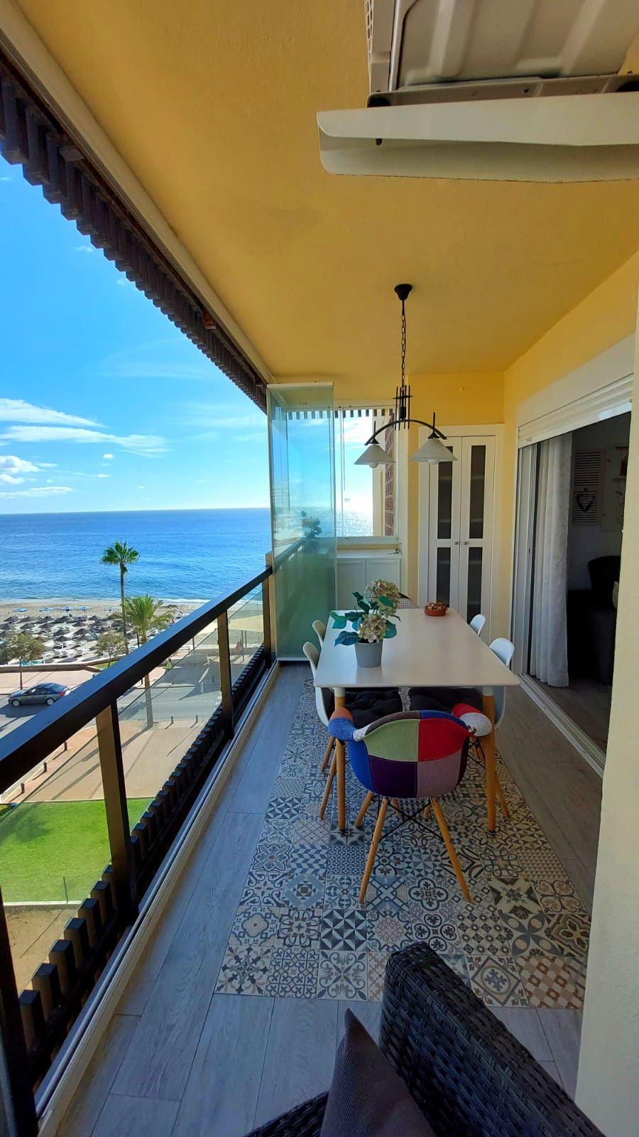 Luxury beachfront 2-bedroom flat in Fuengirola with panoramic sea views, ideal for retirement or investment, with high holiday rental profitability and a tourist license. Contact us to visit!