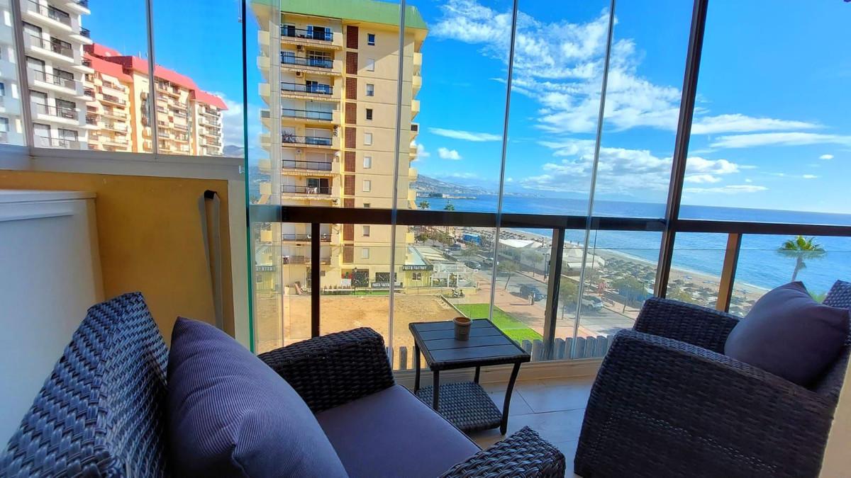 Luxury beachfront 2-bedroom flat in Fuengirola with panoramic sea views, ideal for retirement or investment, with high holiday rental profitability and a tourist license. Contact us to visit!