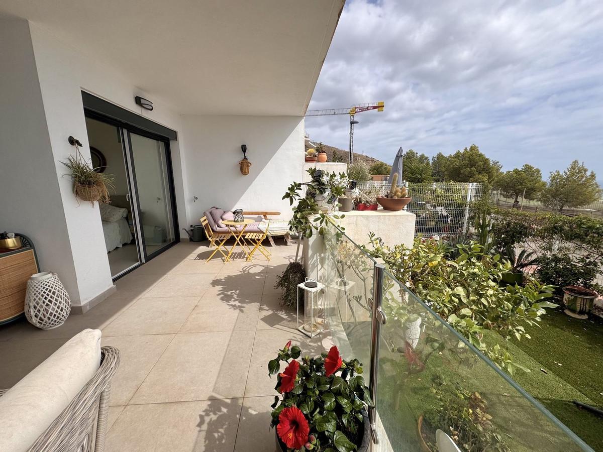 Ground-floor apartment with private garden, sea views, and luxury amenities in Benalmádena.