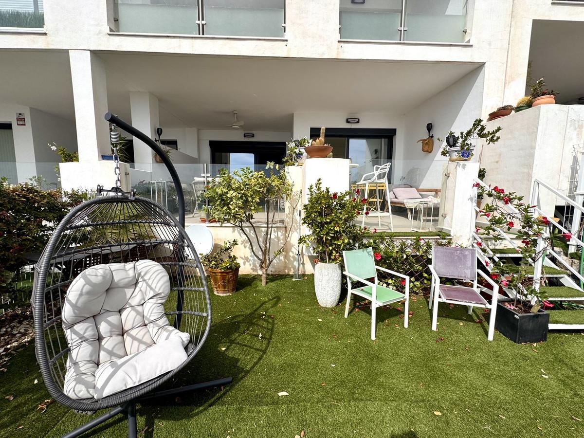 Ground-floor apartment with private garden, sea views, and luxury amenities in Benalmádena.