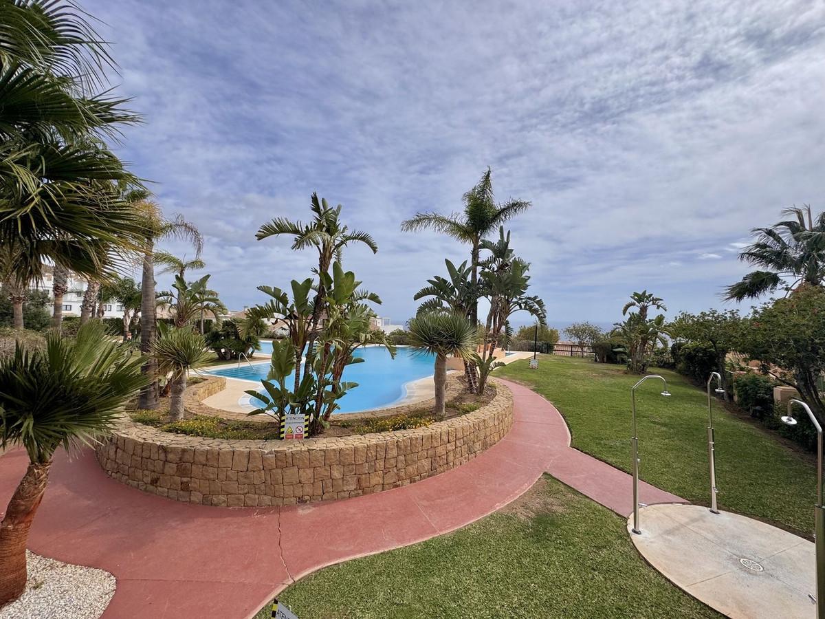 Ground-floor apartment with private garden, sea views, and luxury amenities in Benalmádena.