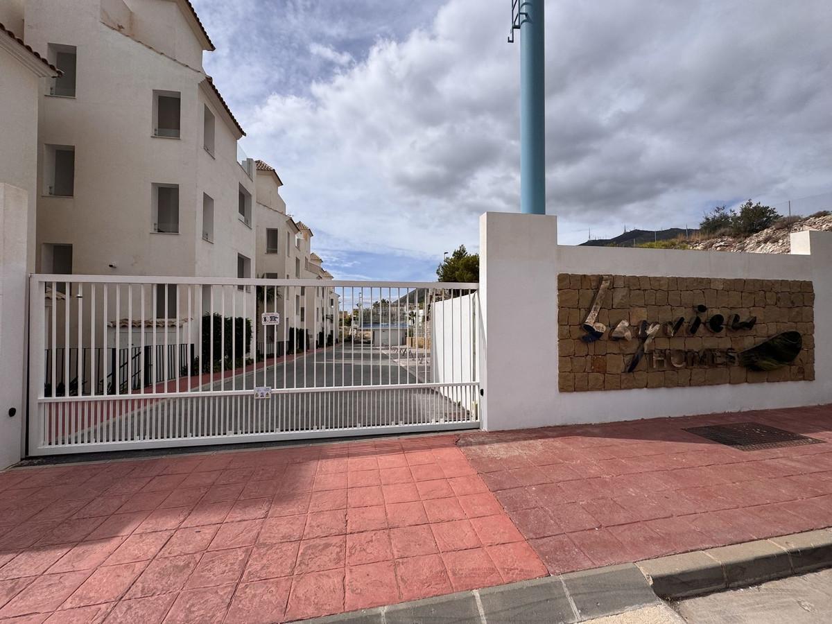 Ground-floor apartment with private garden, sea views, and luxury amenities in Benalmádena.