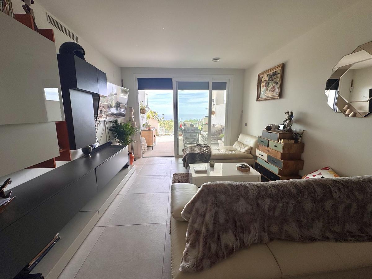 Ground-floor apartment with private garden, sea views, and luxury amenities in Benalmádena.