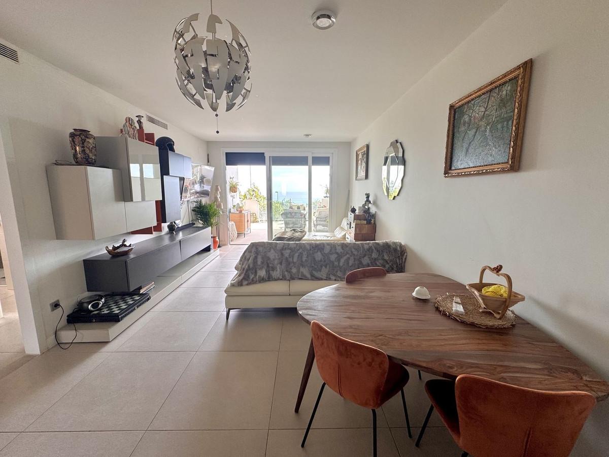 Ground-floor apartment with private garden, sea views, and luxury amenities in Benalmádena.