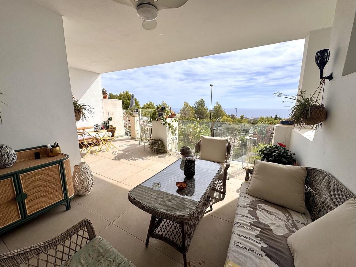 Ground-floor apartment with private garden, sea views, and luxury amenities in Benalmádena.