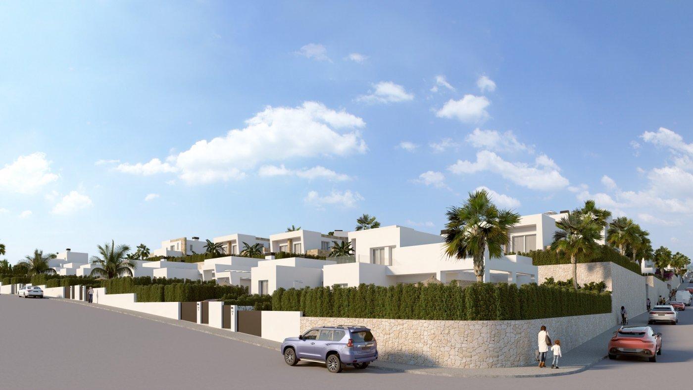 New build residential complex in Algorfa featuring independent and semi-detached villas and apartments with communal pool. Just 15 minutes from Guardamar del Segura beaches and 35 minutes from Alicante airport.