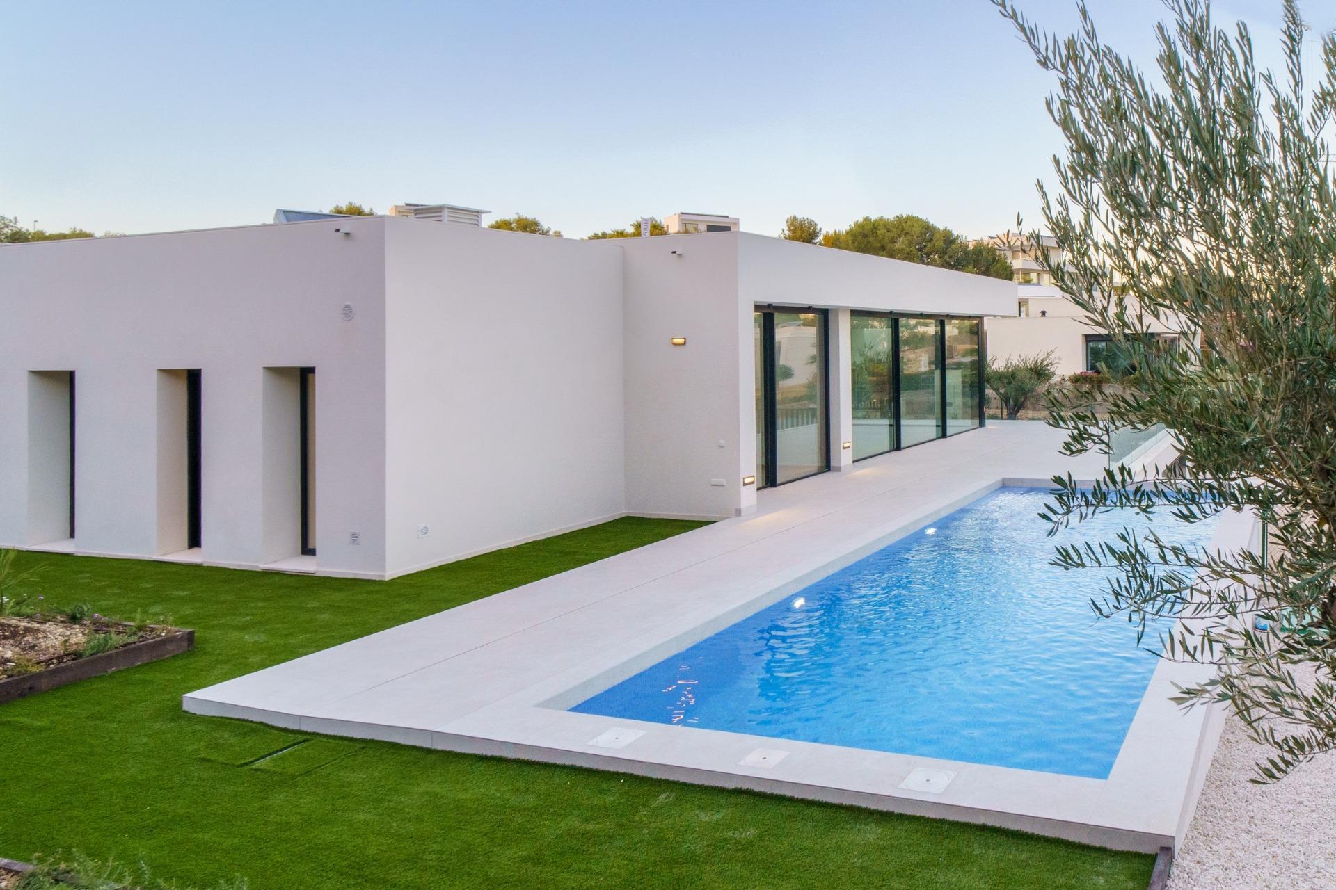 New build modern villa in Las Colinas Golf with 3 bedrooms, 3 bathrooms, open kitchen, spacious terraces, private garden with pool, and a garage basement. Surrounded by Mediterranean forest, offering privacy and close to amenities and beautiful landscapes.