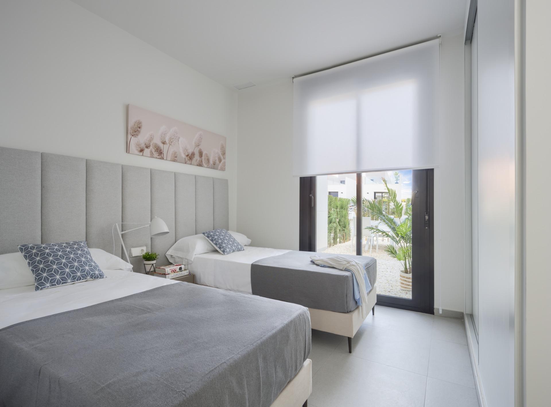 New Build townhouses in Altaona Golf Resort, Murcia, featuring 3 bedrooms, 2 bathrooms, open plan kitchen, terraces, gardens with pool space, and optional private pool. Located 15 minutes from Murcia and 20 minutes from the beaches.