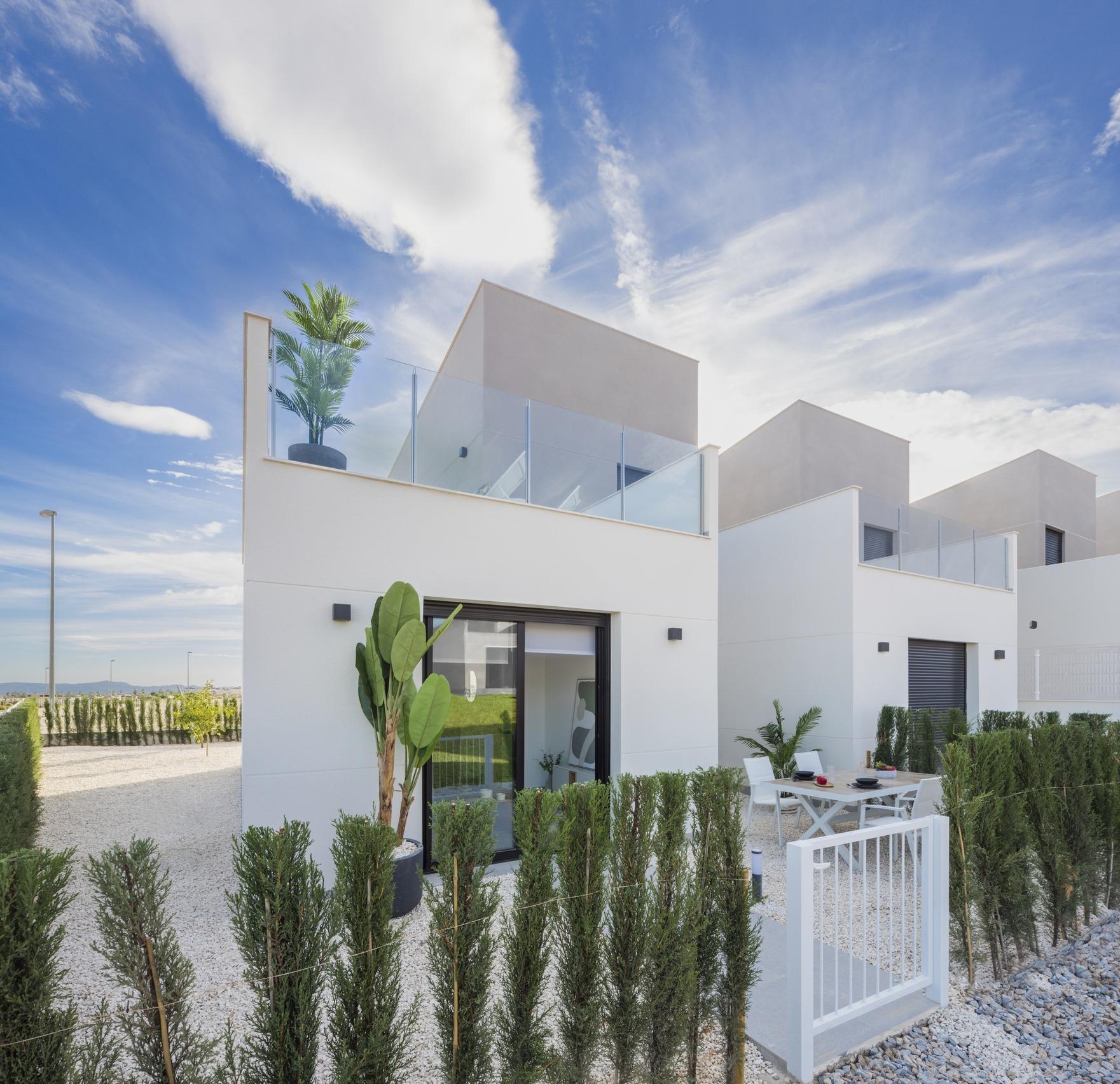 New Build townhouses in Altaona Golf Resort, Murcia, featuring 3 bedrooms, 2 bathrooms, open plan kitchen, terraces, gardens with pool space, and optional private pool. Located 15 minutes from Murcia and 20 minutes from the beaches.