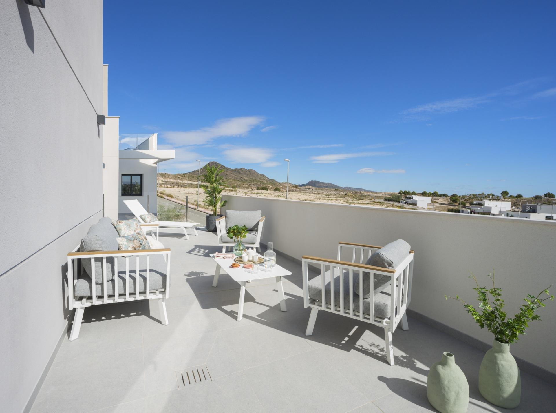 New Build townhouses in Altaona Golf Resort, Murcia, featuring 3 bedrooms, 2 bathrooms, open plan kitchen, terraces, gardens with pool space, and optional private pool. Located 15 minutes from Murcia and 20 minutes from the beaches.